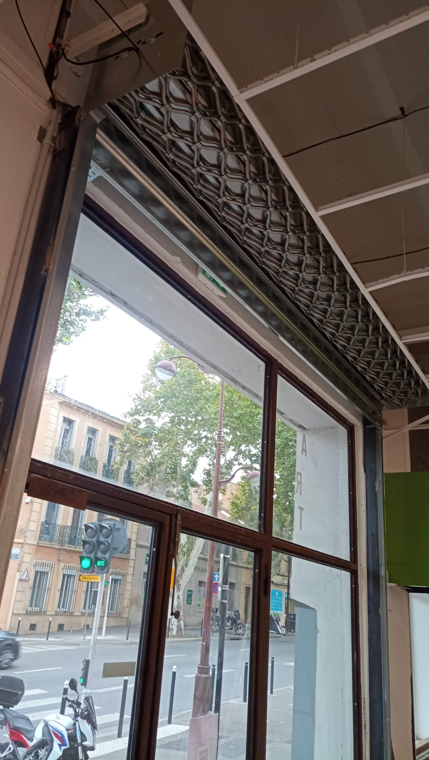 Installation d’un rideau métallique pour commerce à Marseille 8ème