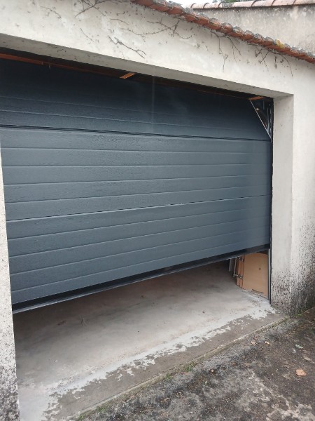 Installation d&rsquo;une porte de garage motorisée à Ventabren (13)