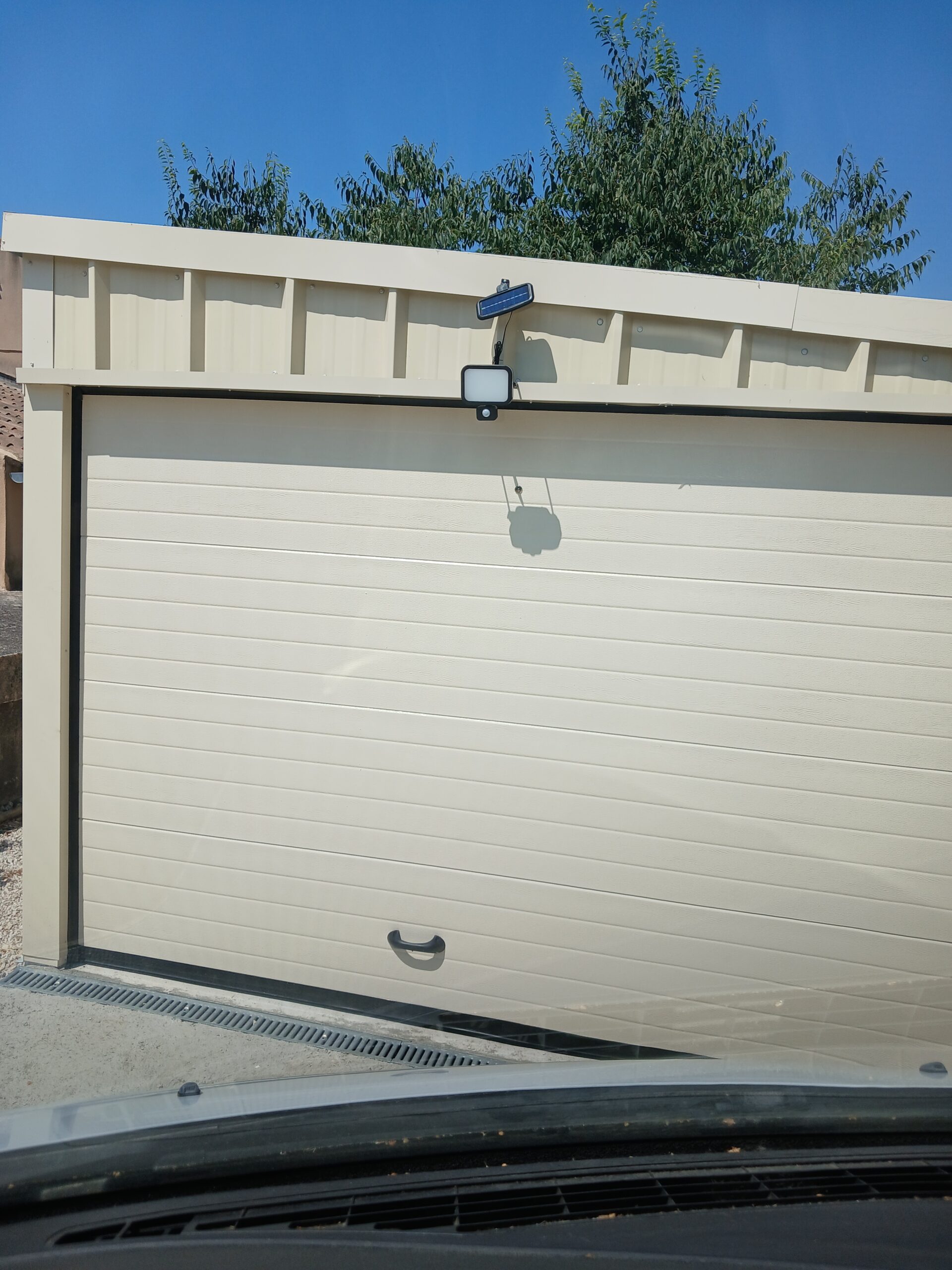 Installation d&rsquo;une porte de garage sectionnelle motorisée à Gardanne